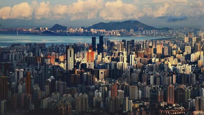 见证奇迹:深圳首超香港,GDP大战背后的胜利密码